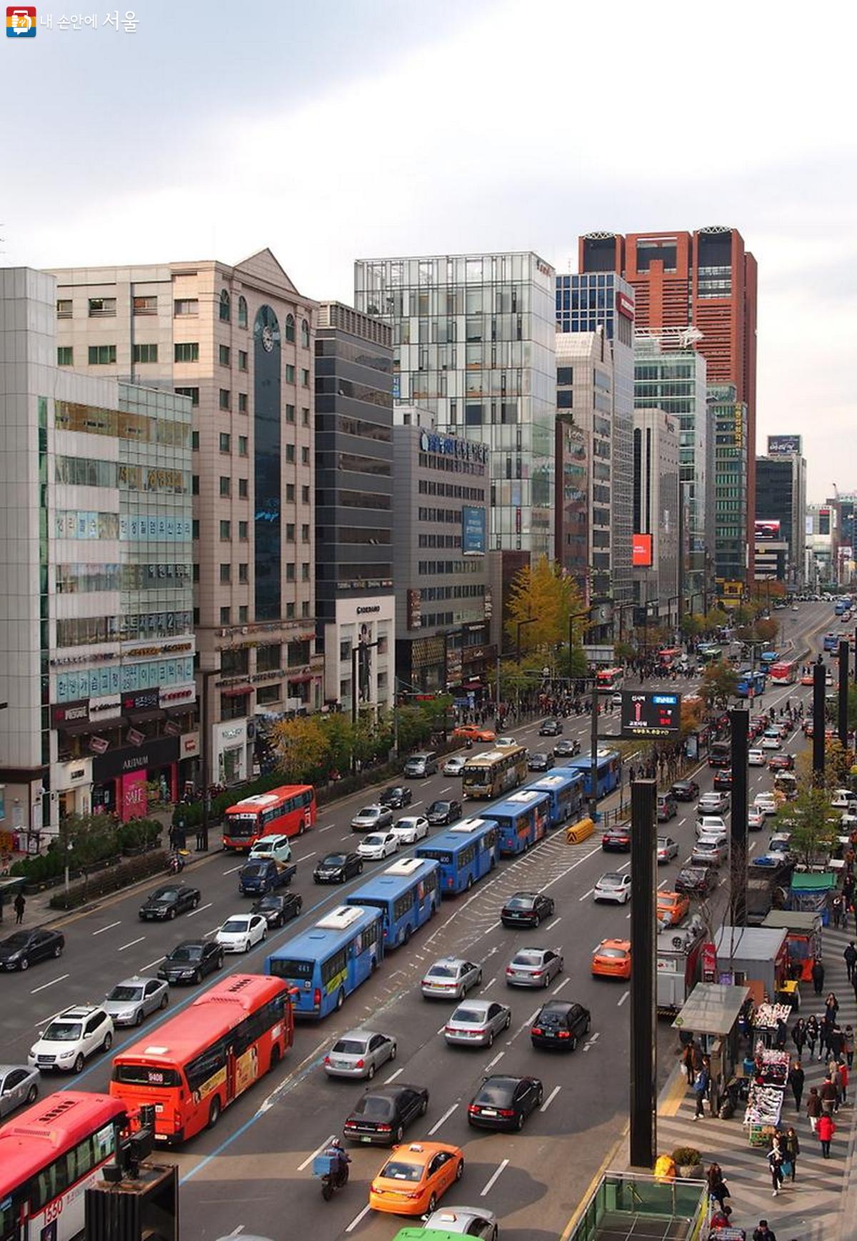 ‘버스철(Bus鐵)’이라 불릴 만큼 수도권남부 버스가 길게 집결해 있는 강남역 ©강남구청