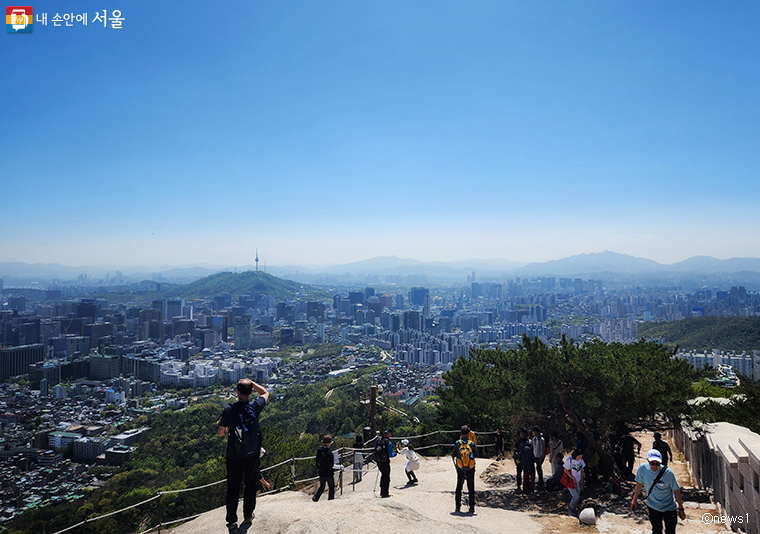 서울 도심이 내려다 보이는 인왕산