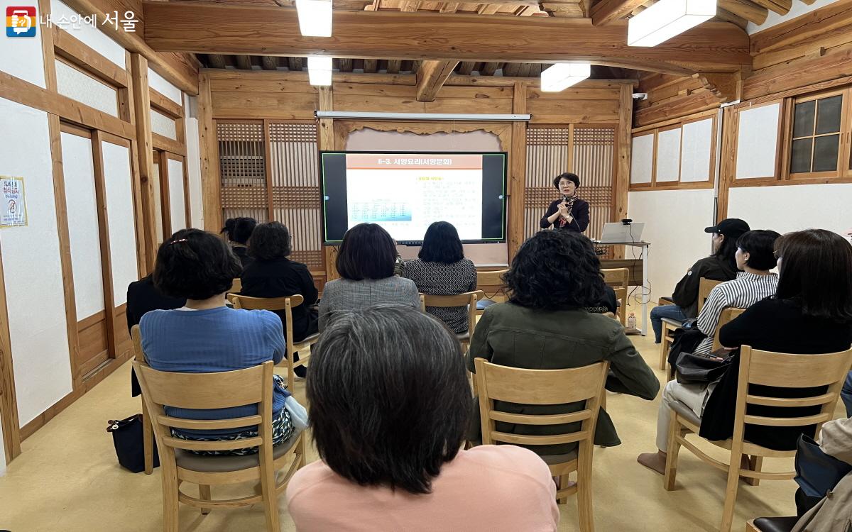 청운문학도서관에서 진행된 인문학 강의를 듣고 있는 시민들 ©박지영