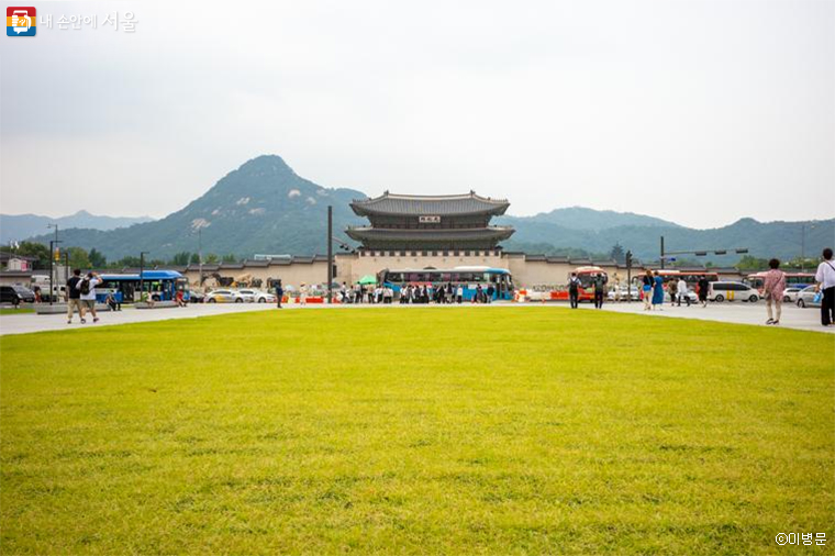 육조마당에서는 광화문, 북한산을 한눈에 조망할 수 있다.