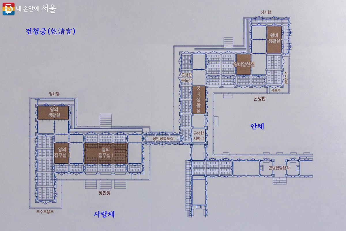 건청궁 전각 내부를 둘러볼 때 전시 안내 팸플릿을 꼭 챙기자. 건청궁과 전시된 기물 설명뿐만 아니라 평면도는 복잡한 건청궁 내부 구조를 이해하는 데 많은 도움을 준다. ©양인억