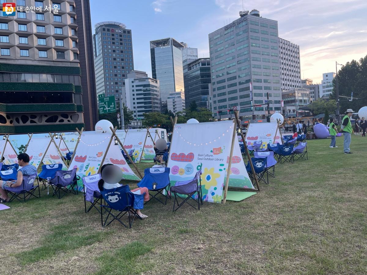 구슬 장식처럼 귀여운 조명을 밝힌 텐트와 캠핑의자가 잘 갖춰져 있는 서울광장 ⓒ이정민