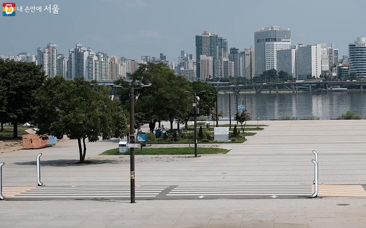 여의도한강공원 이벤트광장 앞 횡단보도에 설치된 ‘괄호등’. 자전거가 횡단보도에 가까워지면 괄호등이 켜지면서 보행자들에게 자전거가 오고 있음을 알려준다. ⓒ김아름