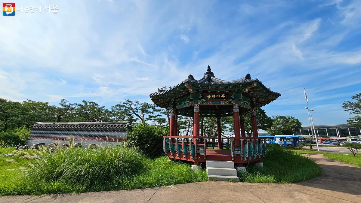 김포공항 국내선 청사 맞은 편 공원의 쉼터 공항마루 풍경 ©최용수