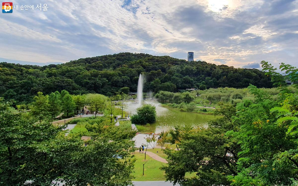 월영지의 분수가 가동되면 멋진 풍경을 볼 수 있다. ⓒ김미선