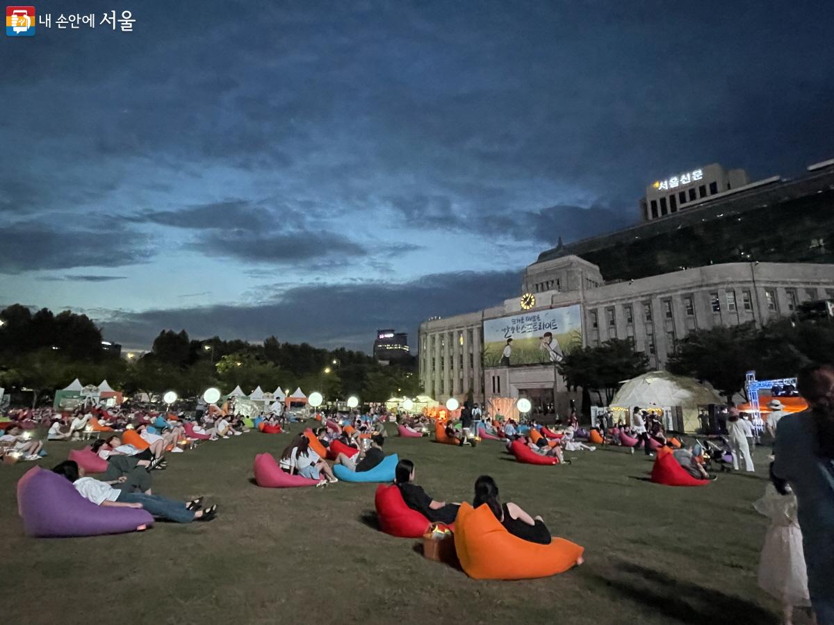 ‘밤의 여행 도서관’이 열리는 서울광장에서 멋진 여름날의 추억을 남겨보자. ⓒ이정민 