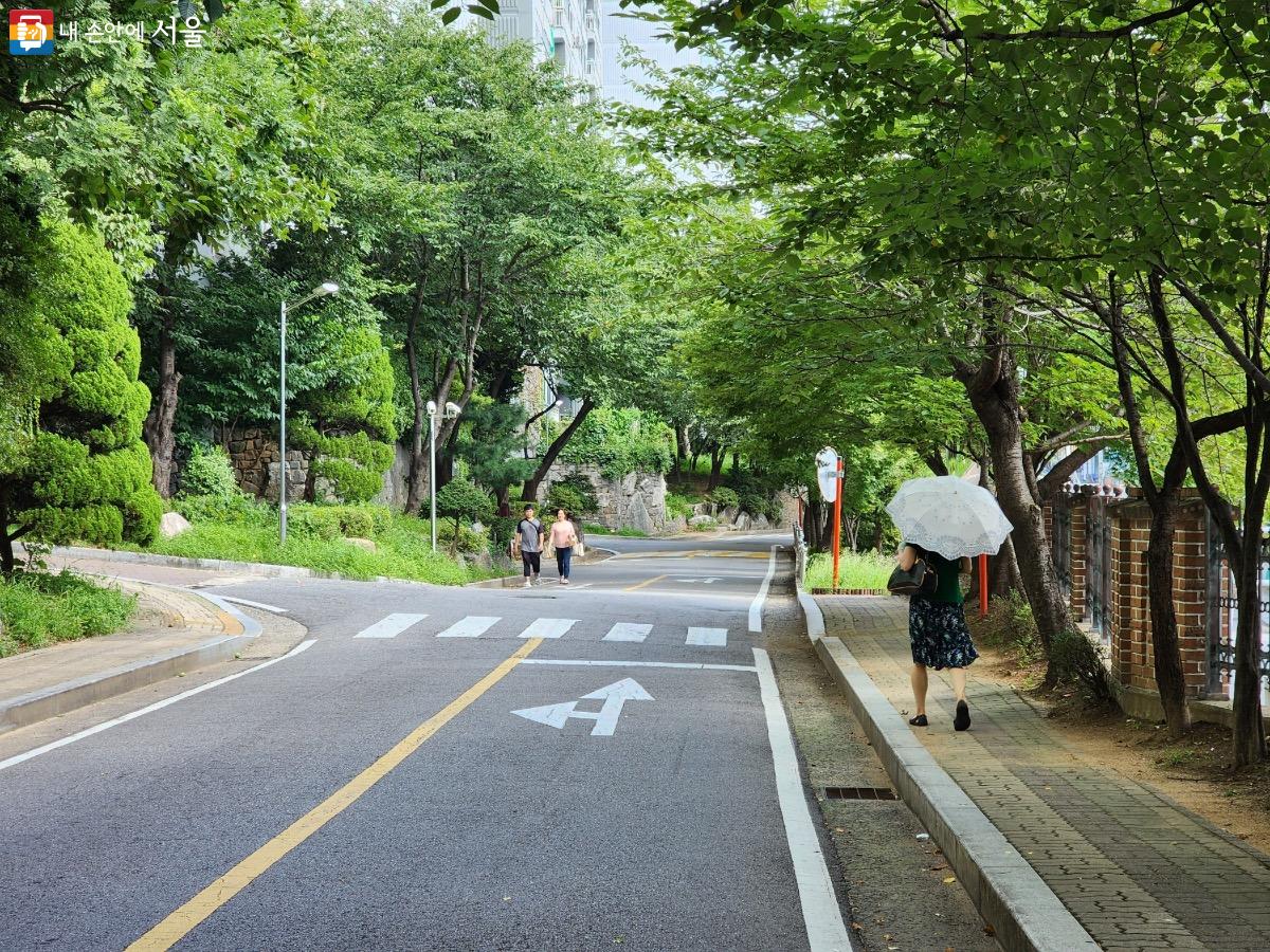 폭염을 피하는 가장 좋은 방법 중 하나는 양산 이용이다. ©김은주