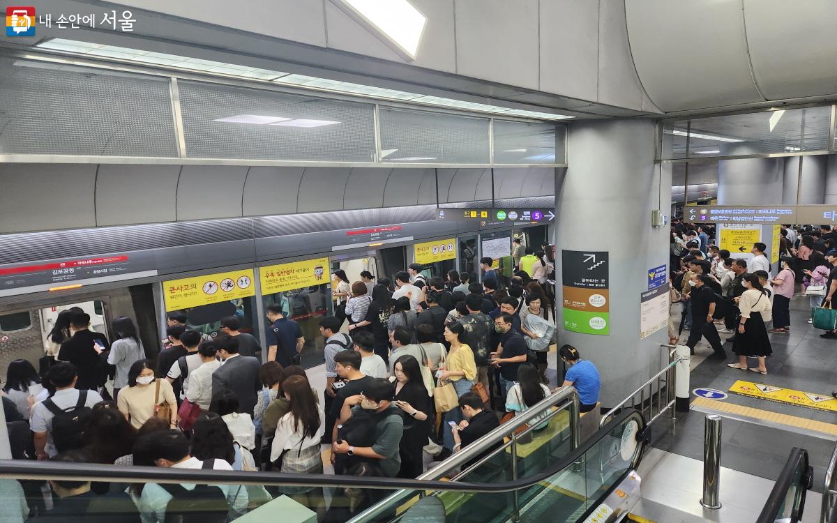 출근길 많은 시민들로 혼잡한 김포공항역 모습 ©조수연