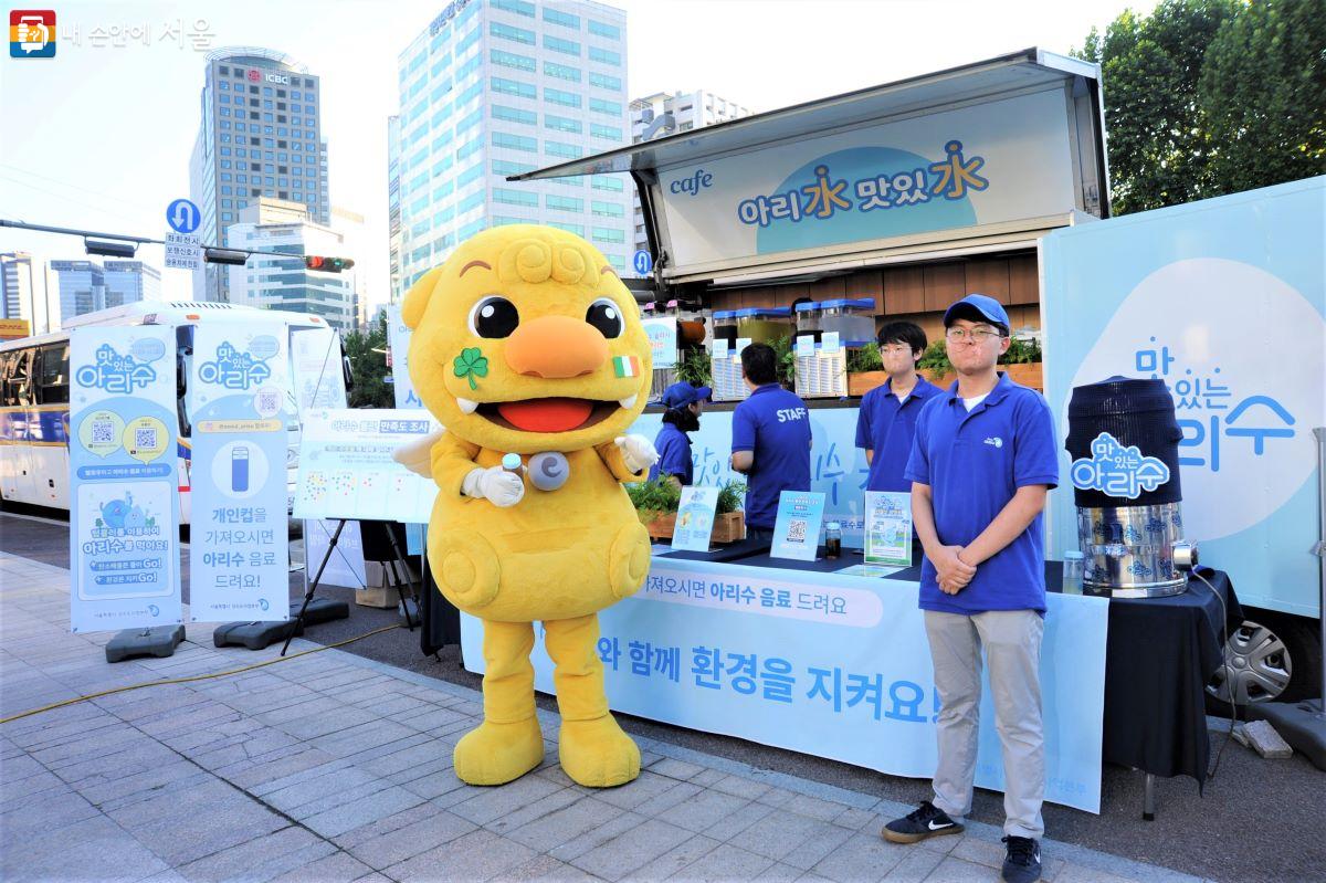 서울광장 ‘밤의 여행도서관’에 등장한 ‘아리수 트럭’ ⓒ조수봉