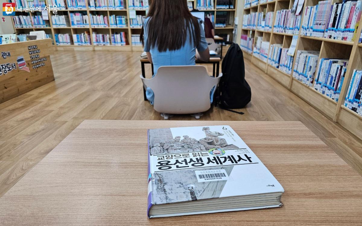 1인 테이블들이 구비되어 있어 조용히 책을 읽기 좋다. ©홍혜수