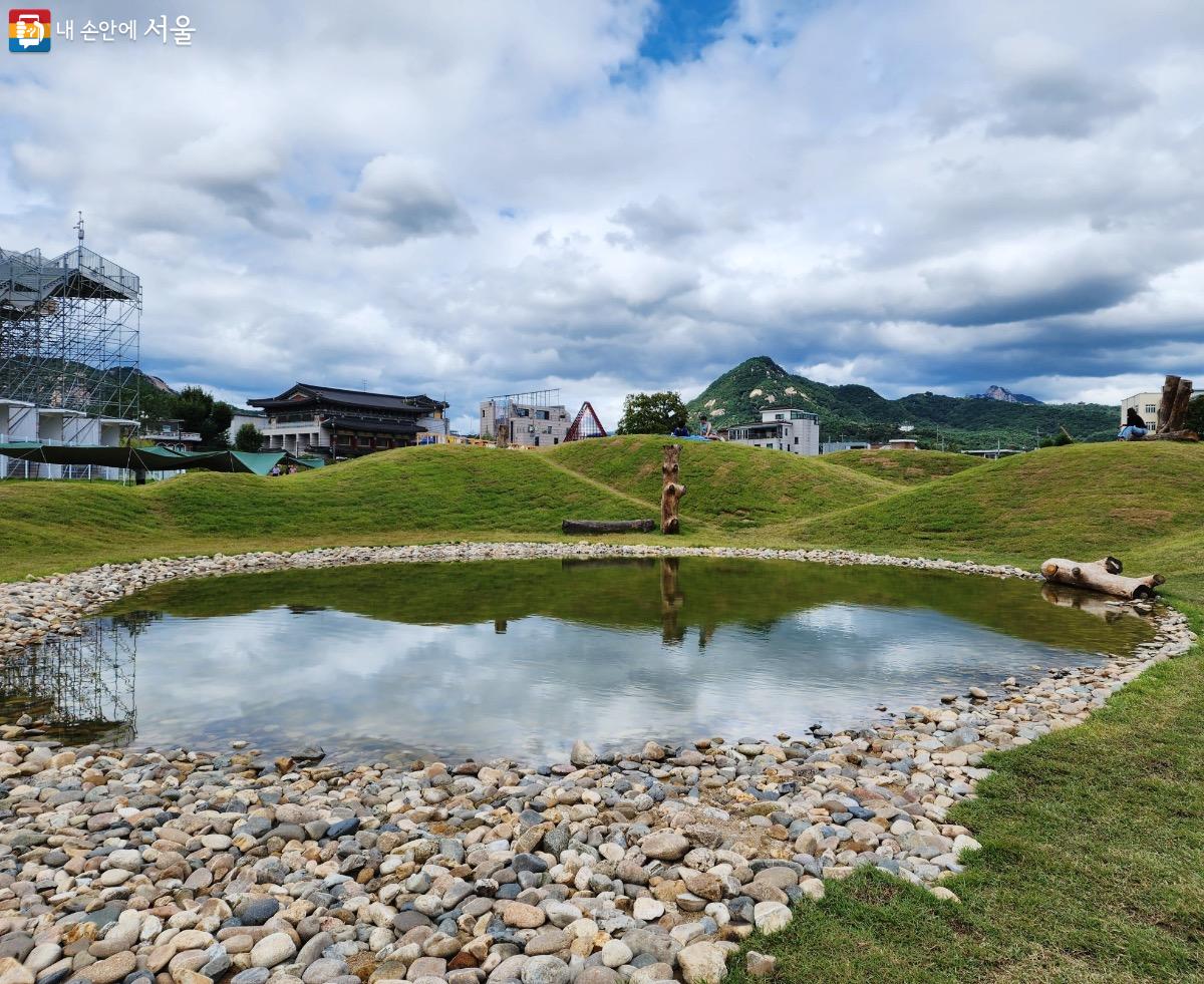 <땅소>는 연못과 함께 둔덕에 앉아 땅과 맞닿은 건축미를 느껴 볼 수 있다. Ⓒ김은주