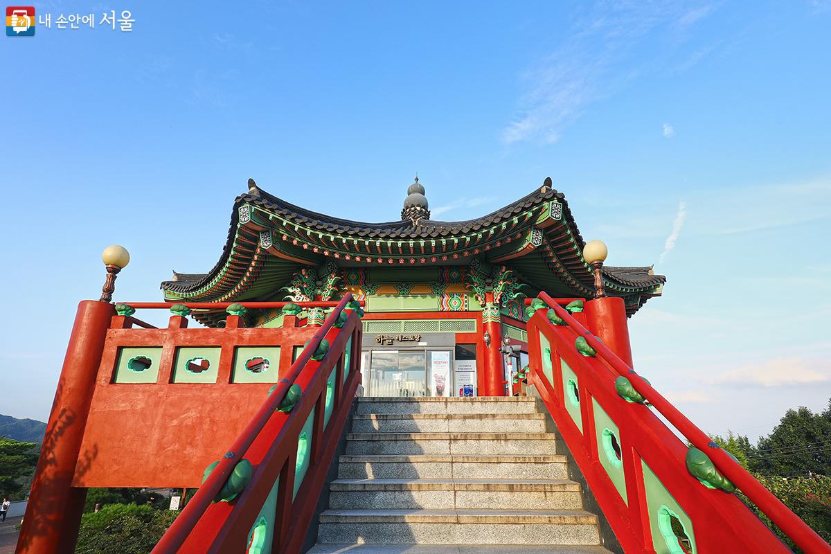 팔각정 2층으로 오르는 계단 ©김주연