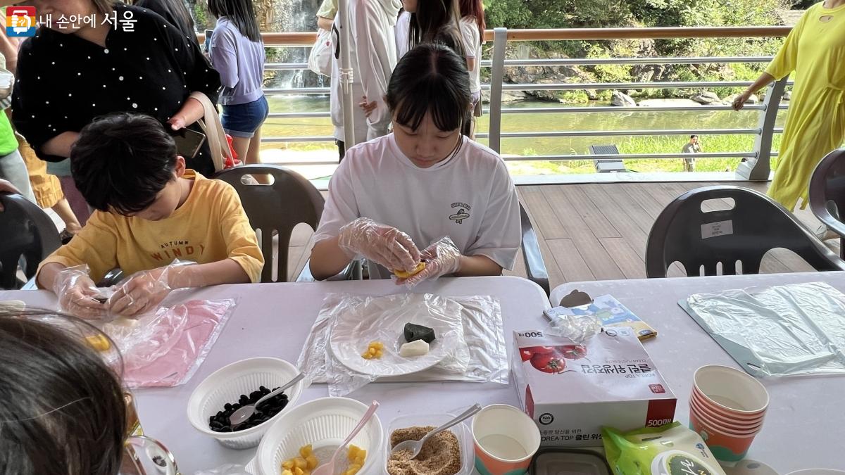 송편을 직접 만들어 하나 먹고 나니, 추석이 코앞으로 다가왔음을 한 번 더 실감할 수 있었다. ⓒ이준엽