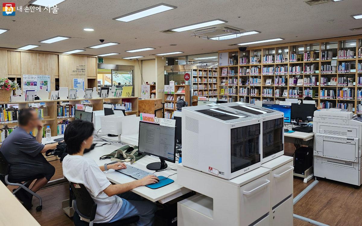 3D 프린터와 정보를 검색할 수 있는 PC가 마련되어 있다. ©홍혜수
