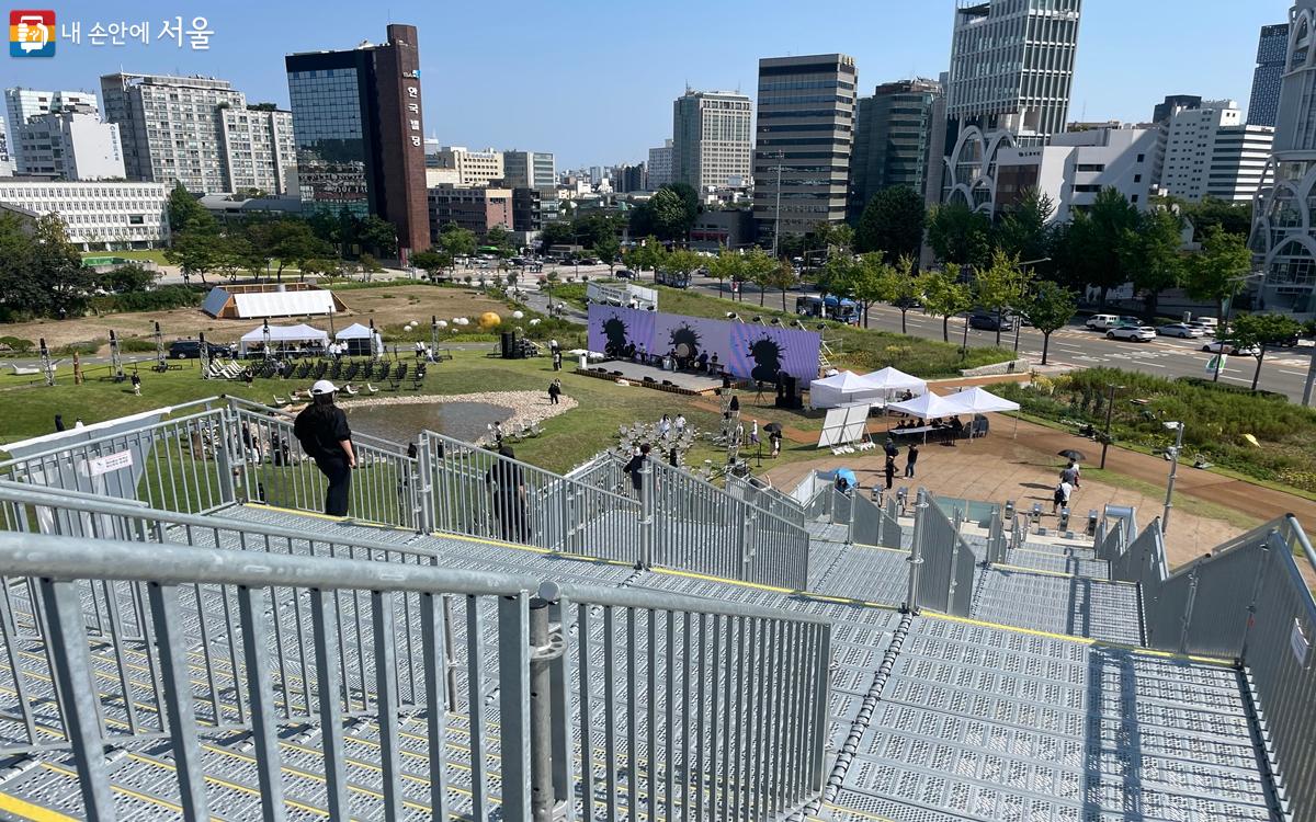 하늘소에 올라가면 서울도시건축비엔날레의 모습을 한눈에 살펴볼 수 있다. ©노윤지