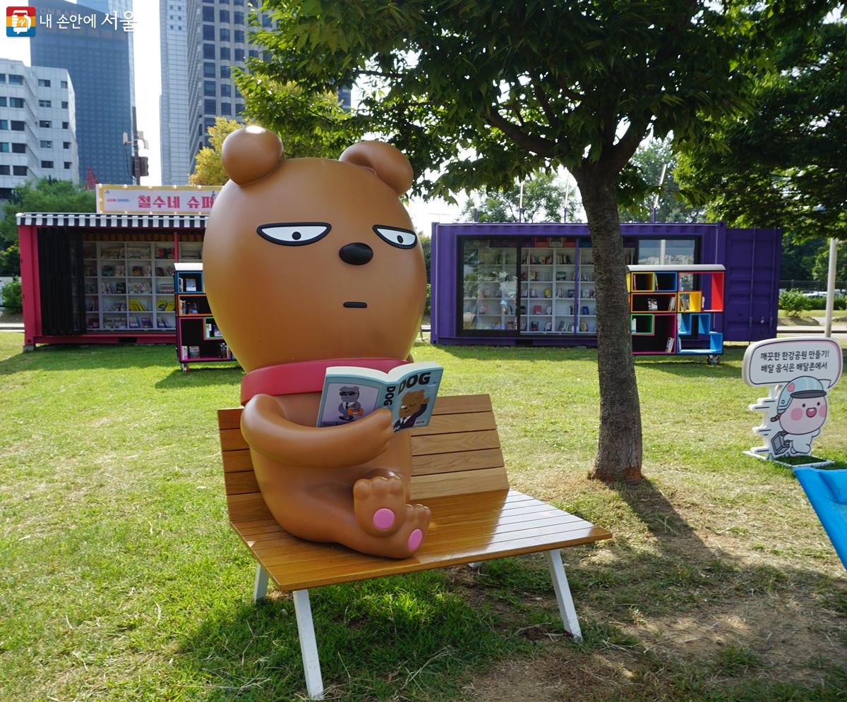 곳곳에 세워진 카카오프렌즈 조형물이 시선을 끈다. ⓒ김윤경