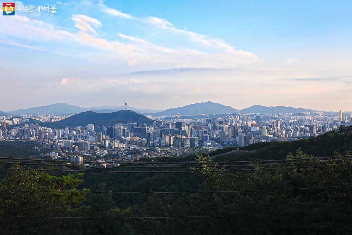 서울 시가지가 한눈에 보이는 북악팔각정 ©김주연