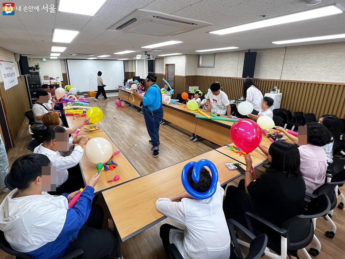 강북구가족센터에서 열린 다문화 3대 가족 프로그램에 참여한 가족들 ©강북구가족센터