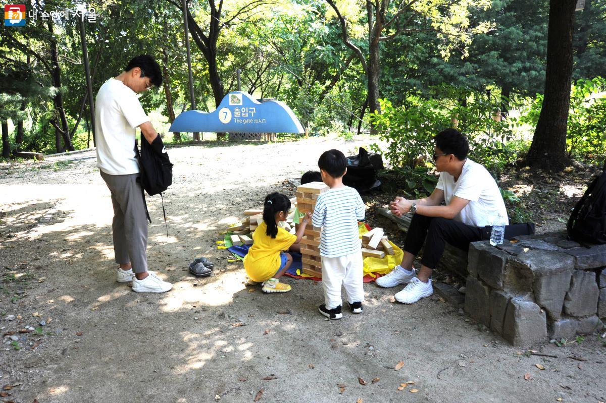 나무 블록 쌓기에 도전한 어린이들 ©조수봉