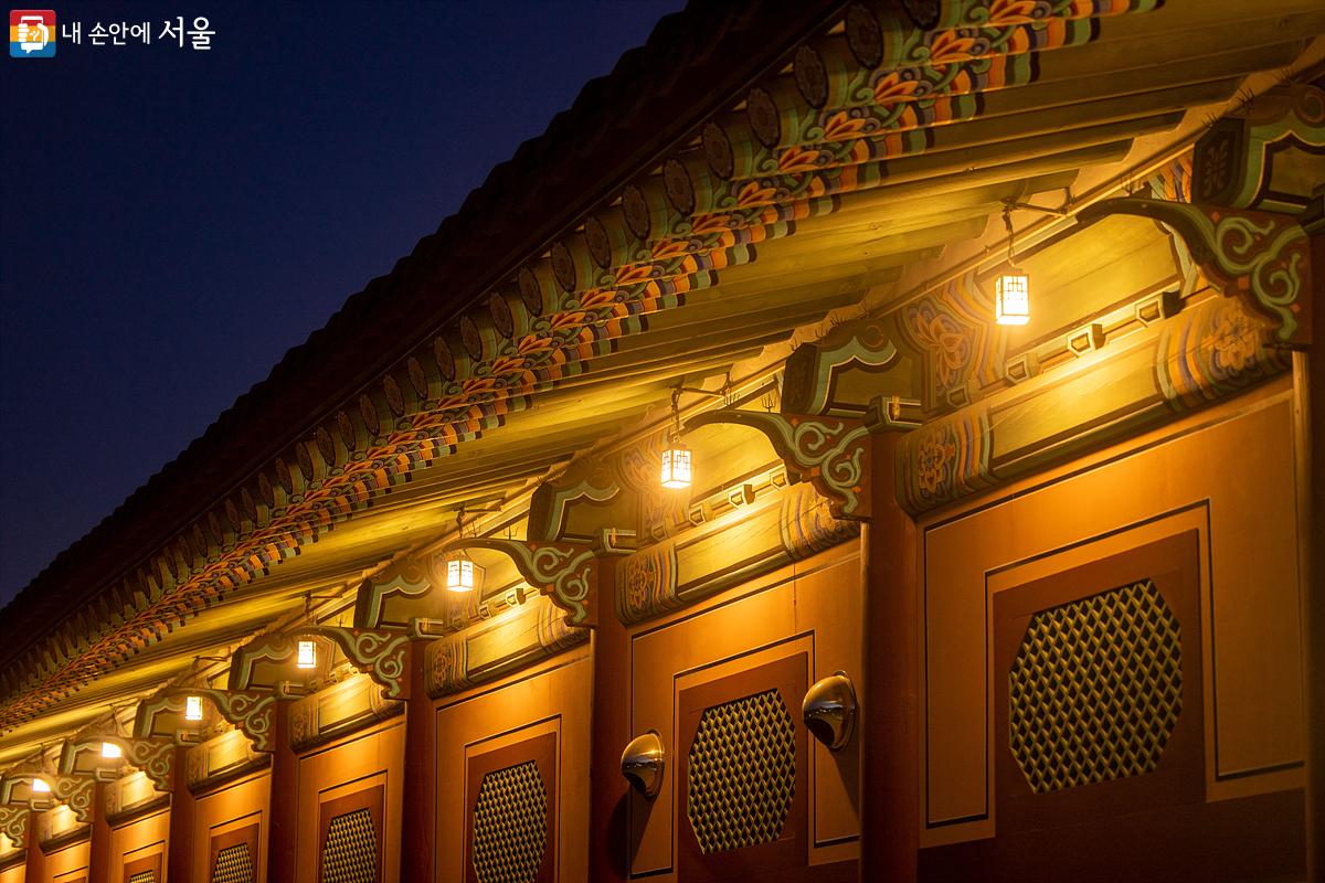 궁궐 내부의 디테일한 모습들을 살펴볼 수 있어 좋은 경복궁 야간관람 ©임중빈