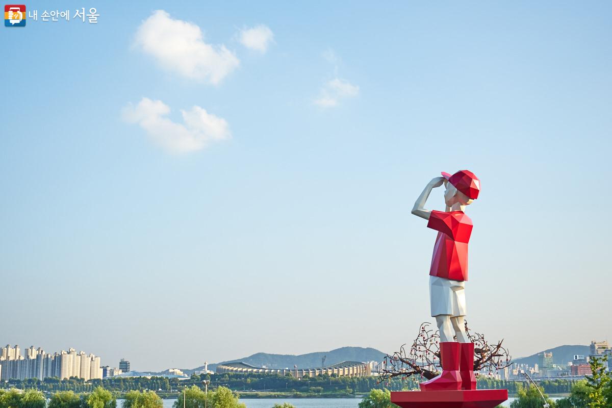 임승천 작가의 <아들의 창>은 창 너머 하늘을 바라보는 아이를 형상화한 작품이다. ©이정규