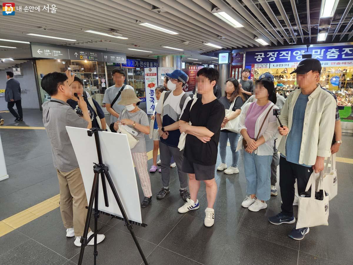 을지로입구역 방향에서 해설사로부터 공간 설명을 듣는 시민탐험대원들의 모습 ©조시승