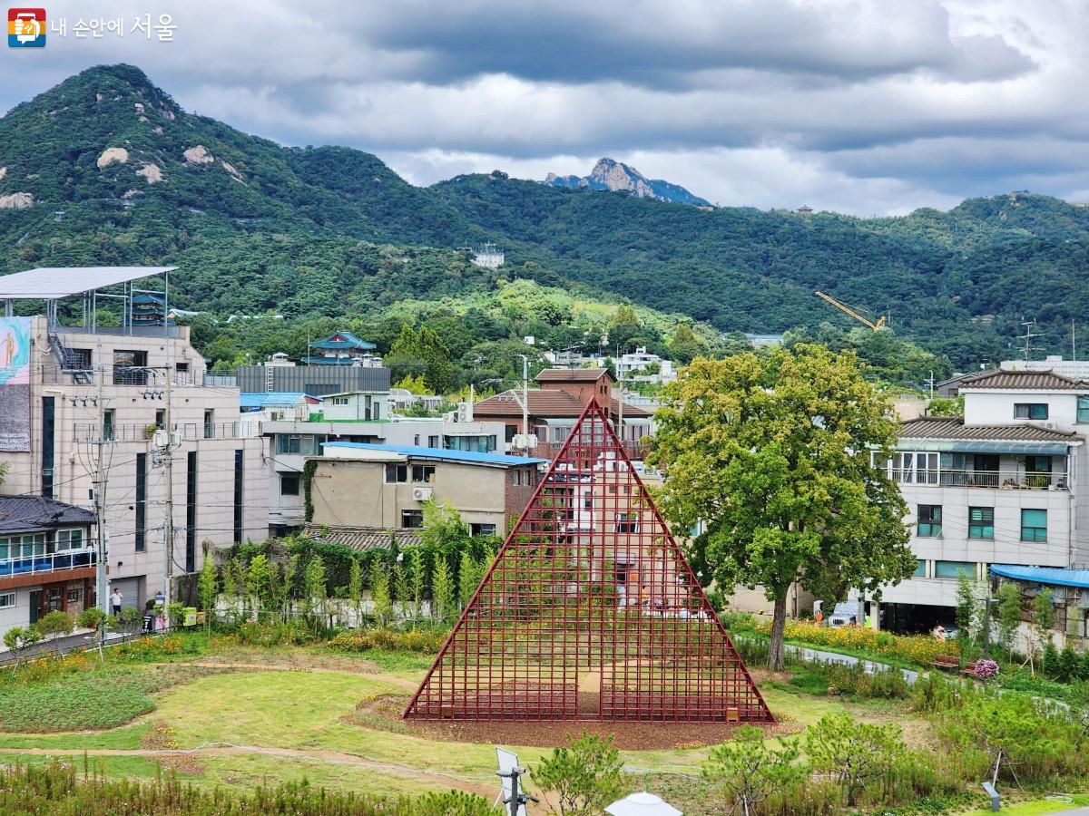 <페어 파빌리온>은 페소 본 에릭사우센이 독창적으로 해석한 땅의 건축이다. Ⓒ김은주