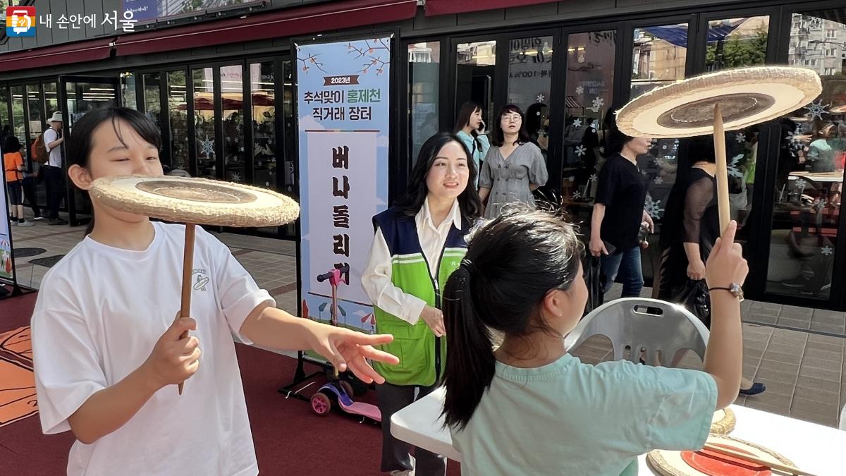 가죽으로 둥글고 넓적하게 만든 접시인 버나 돌리기를 하는 아이들 모습 ⓒ이준엽