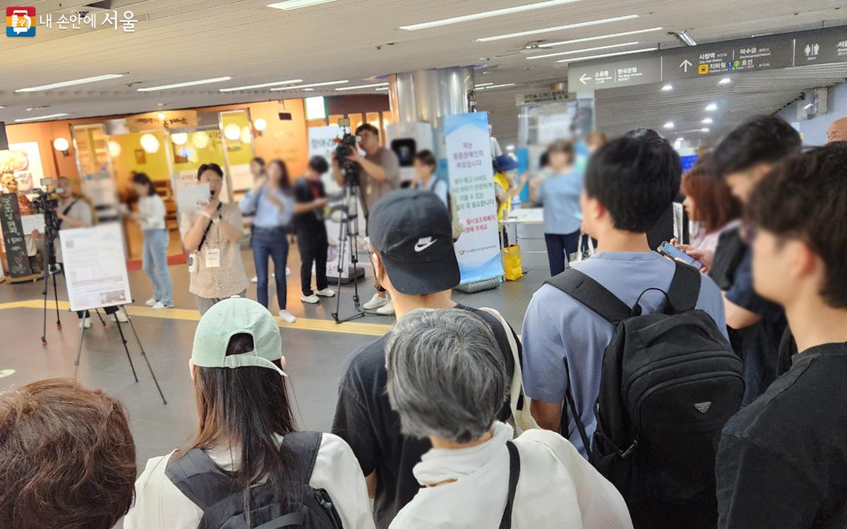 시티스타몰에 대해서 설명을 듣고 있다. ⓒ김미선