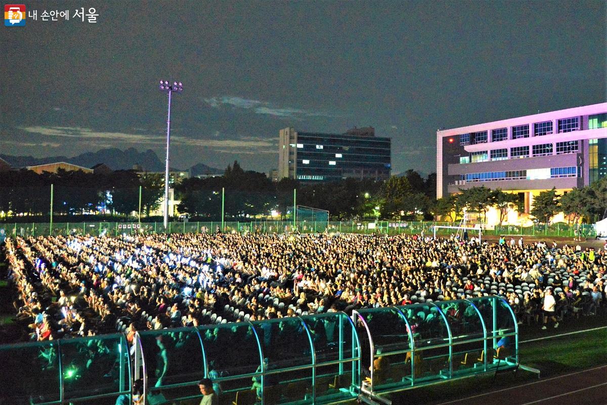 만 명의 관객들은 행복한 모습으로 음악회를 즐겼다. 박수 갈채와 휴대폰 전등으로, 때론 떼창으로 화답하며 열광했다. ©이봉덕