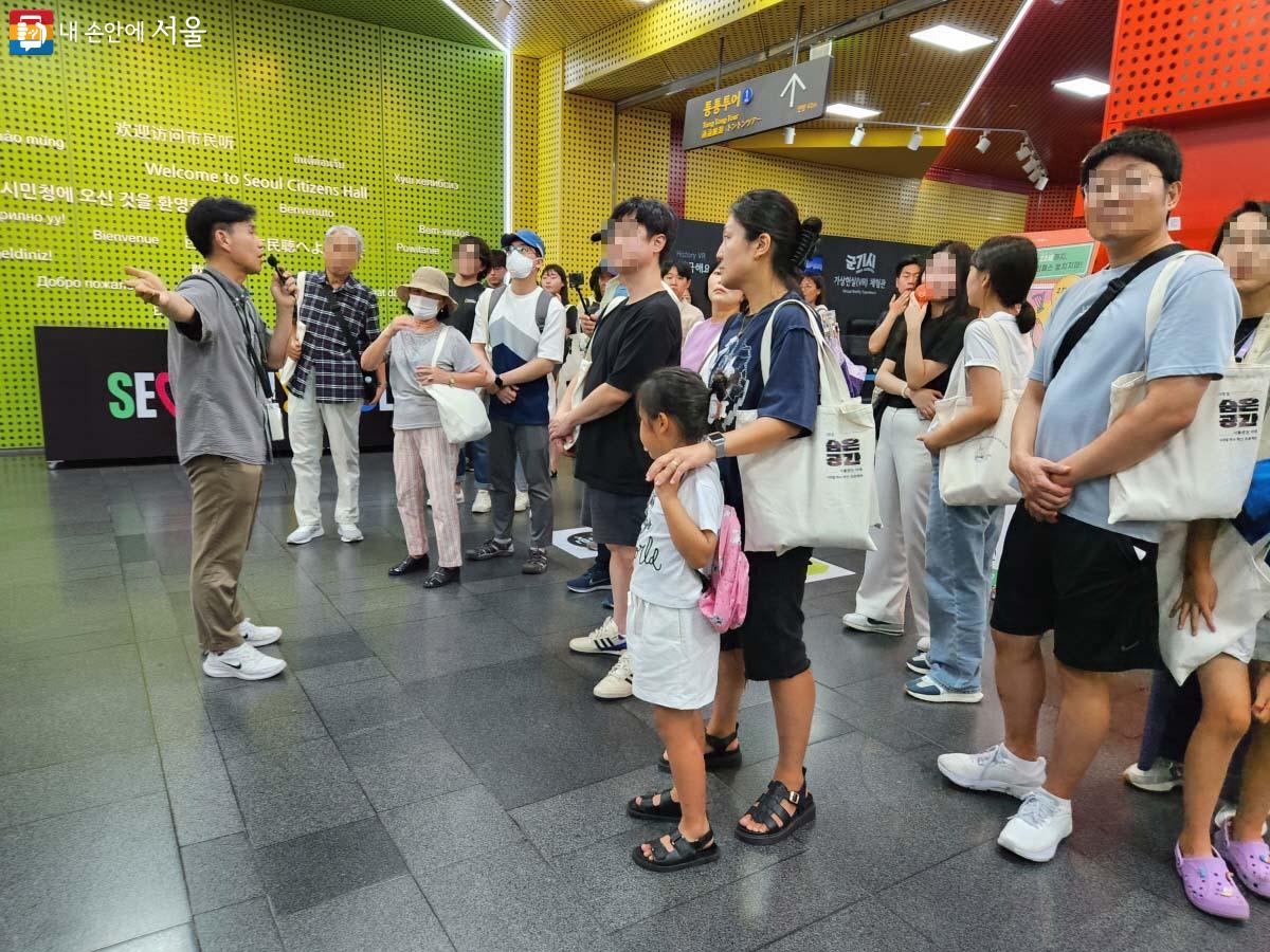 출발에 앞서 해설사로부터 안전 교육 및 지하 공간에 대한 설명을 듣고 있는 시민탐험대원들 ©조시승