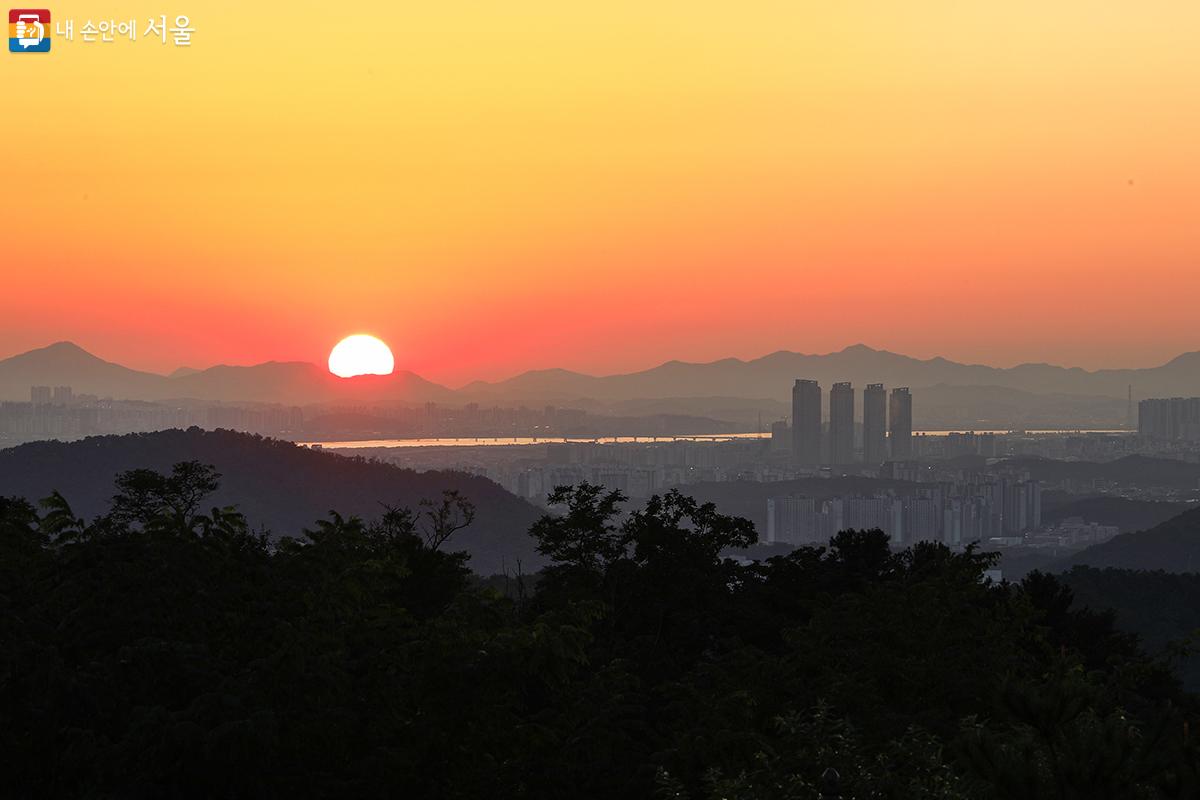 해질녁 북악팔각정에서 바라 본 노을지는 서울 ©김주연