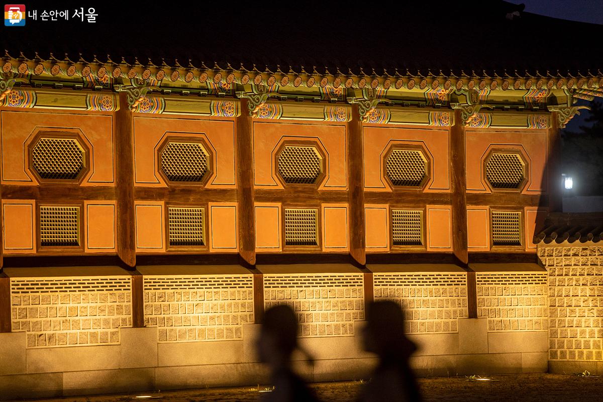 입장 시간에 맞춰, 흥례문으로 입장하는 관람객들 뒤로 환하게 밝아진 궁궐의 일부가 보인다. ©임중빈