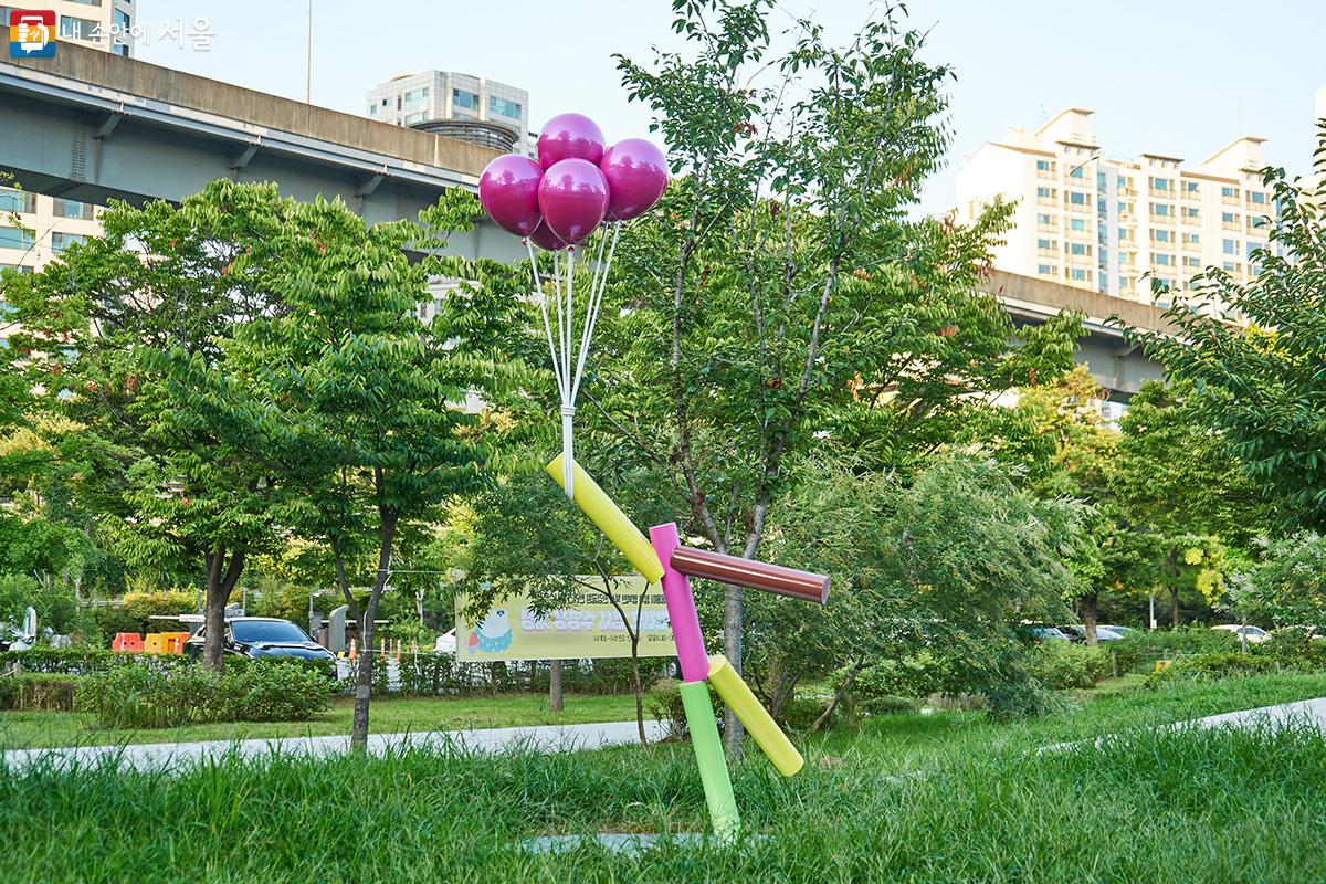 전강옥 작가의 <날아 오르는 사람>은 날고 싶어 하는 인간의 자유의지를 담고 있다. ©이정규