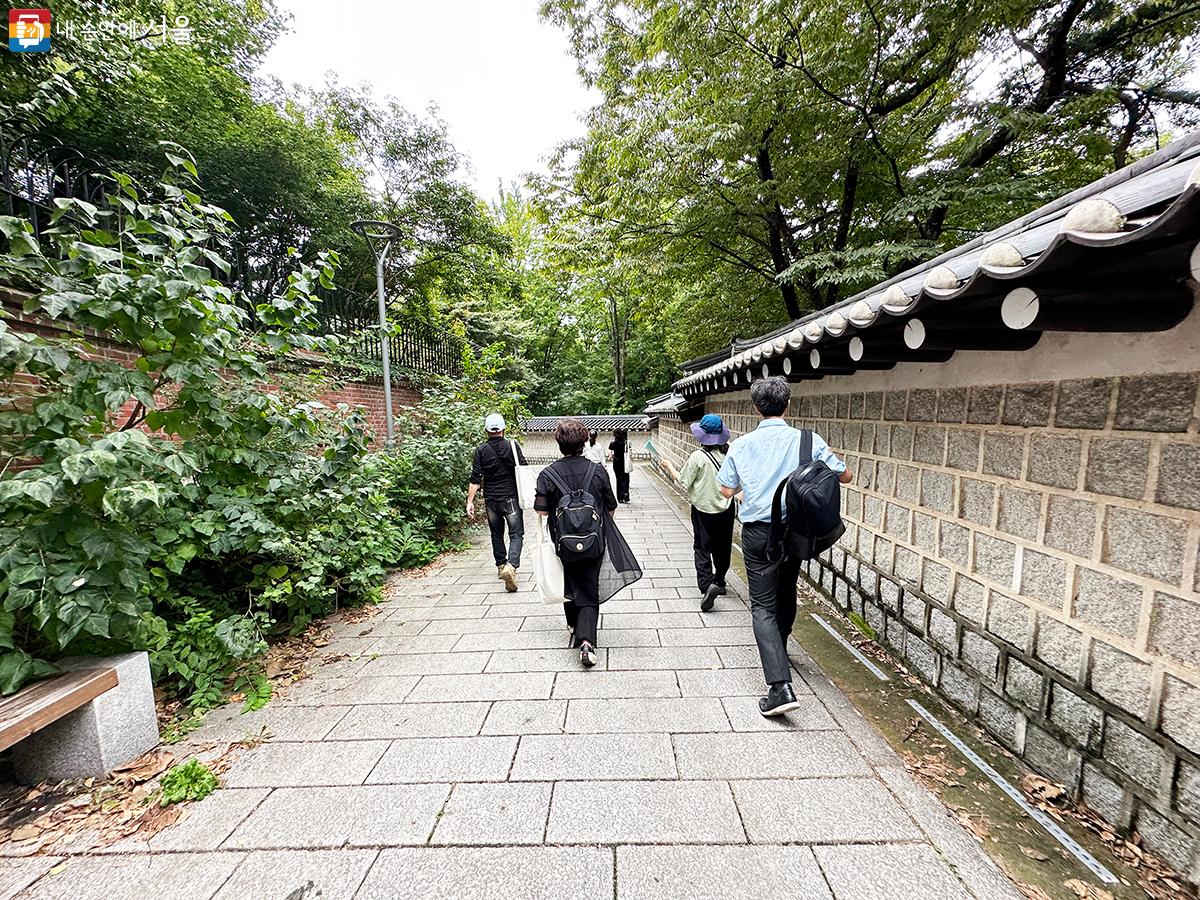 '정동야행' SNS 홍보 서포터즈와 함께 '정동한바퀴' 도보 탐방 프로그램에 참여했다. ©김수정
