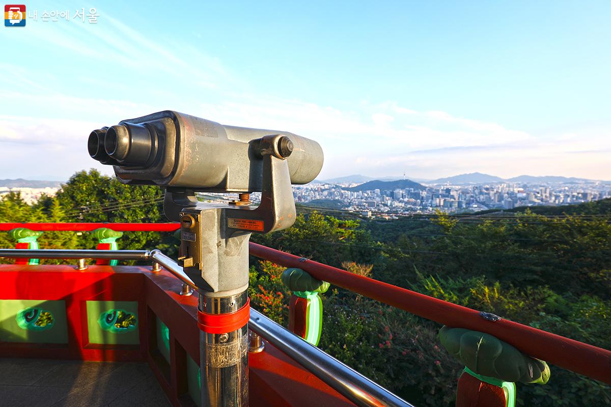 팔각정 2층에는 망원경이 설치되어 있어서 서울 시내를 한눈에 바라 볼 수 있다. ©김주연