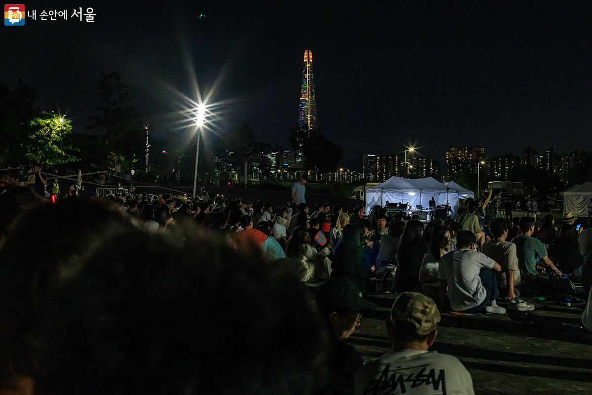 최대 1,000대의 드론이 서울 밤하늘을 수놓는 드론라이트쇼는 오는 10월 27일까지 매주 금요일 뚝섬한강공원 수변무대에서 열린다. ©유서경