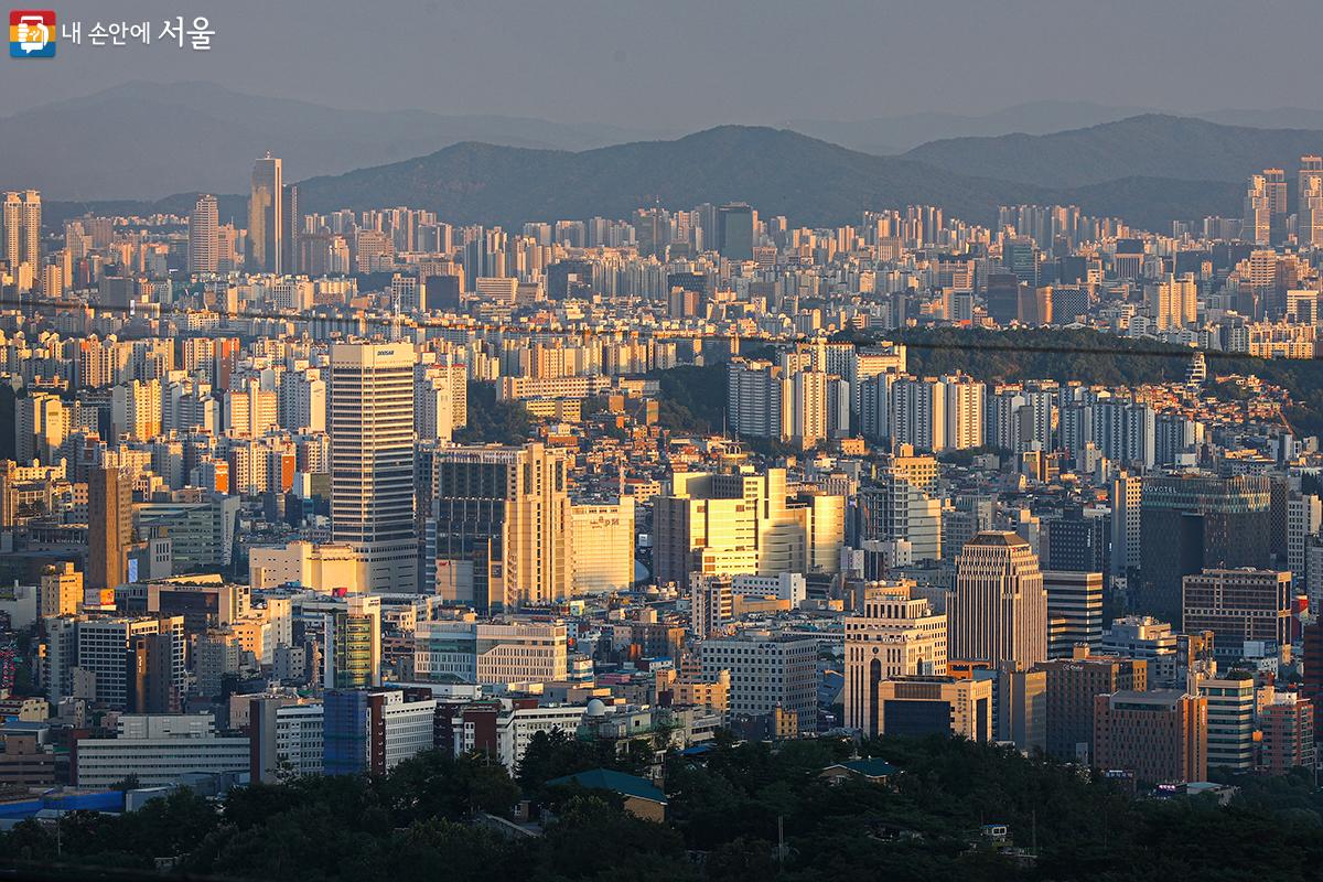 망원경을 이용하면 도심 곳곳이 선명하게 보인다. ©김주연