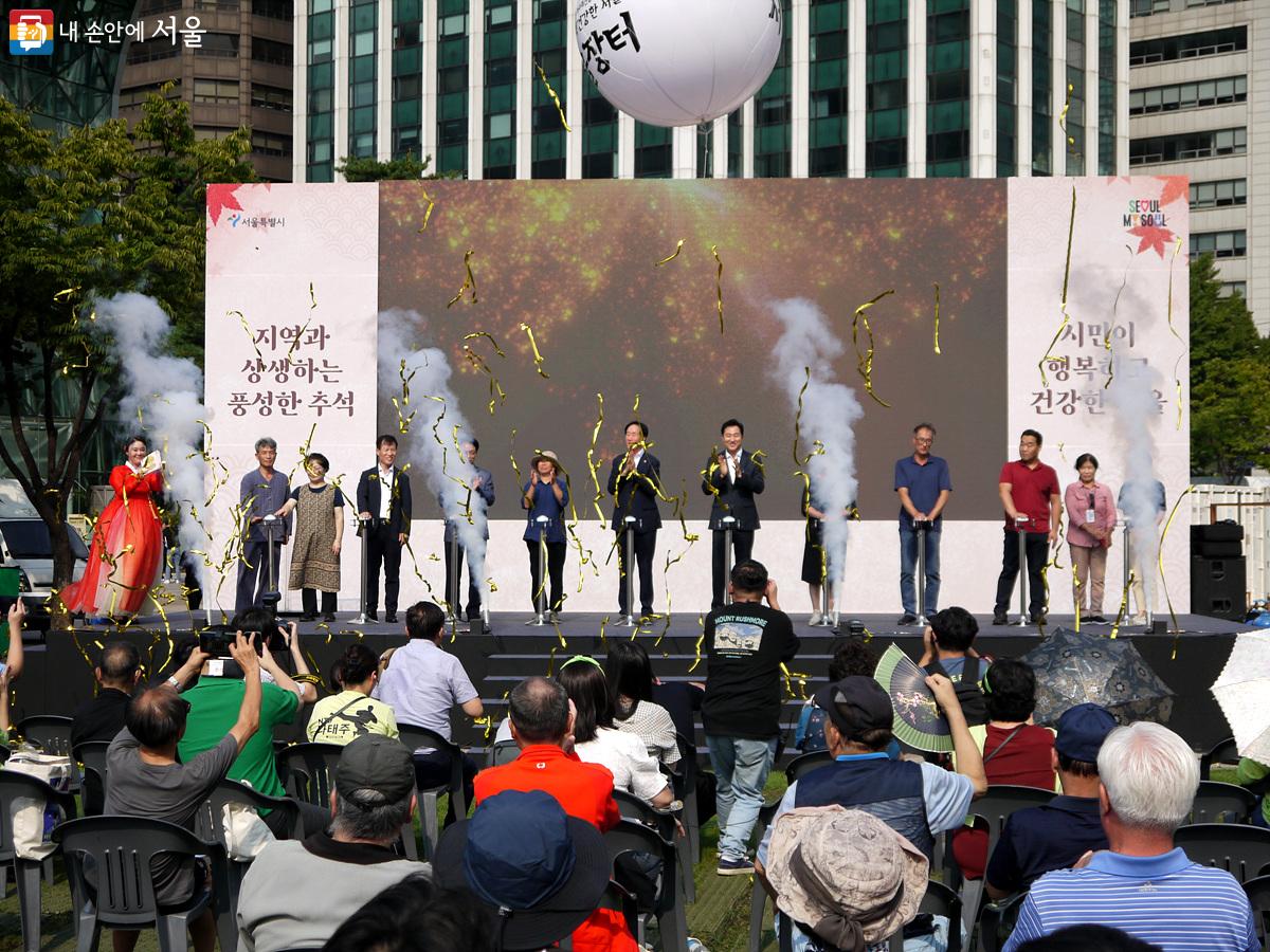 오세훈 서울시장과 각 지역 농가 대표들이 참석한 가운데 개막 퍼포먼스가 진행되었다. ©최윤영