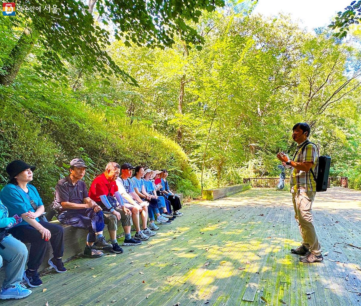 ‘이야기 작가와 함께하는 좋은 길 힐링 걷기’는 강북구의 지리적 특성을 활용한 숲치유 걷기 프로그램이다. ⓒ김수정