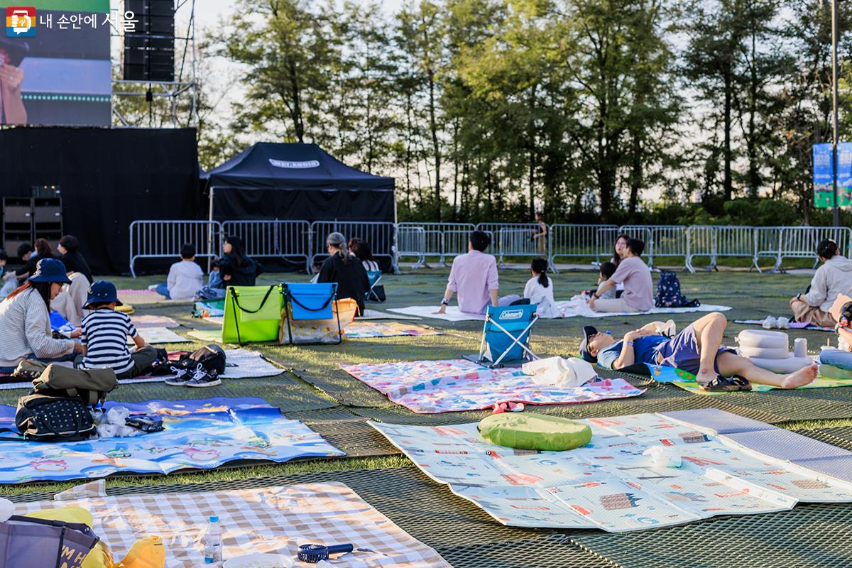 서울뮤직페스티벌 돗자리존인 '엄마아빠VIP존'은 어린 자녀와 함께 관람하기 어려웠던 부모들을 위해 마련된 공간이다. ©유서경