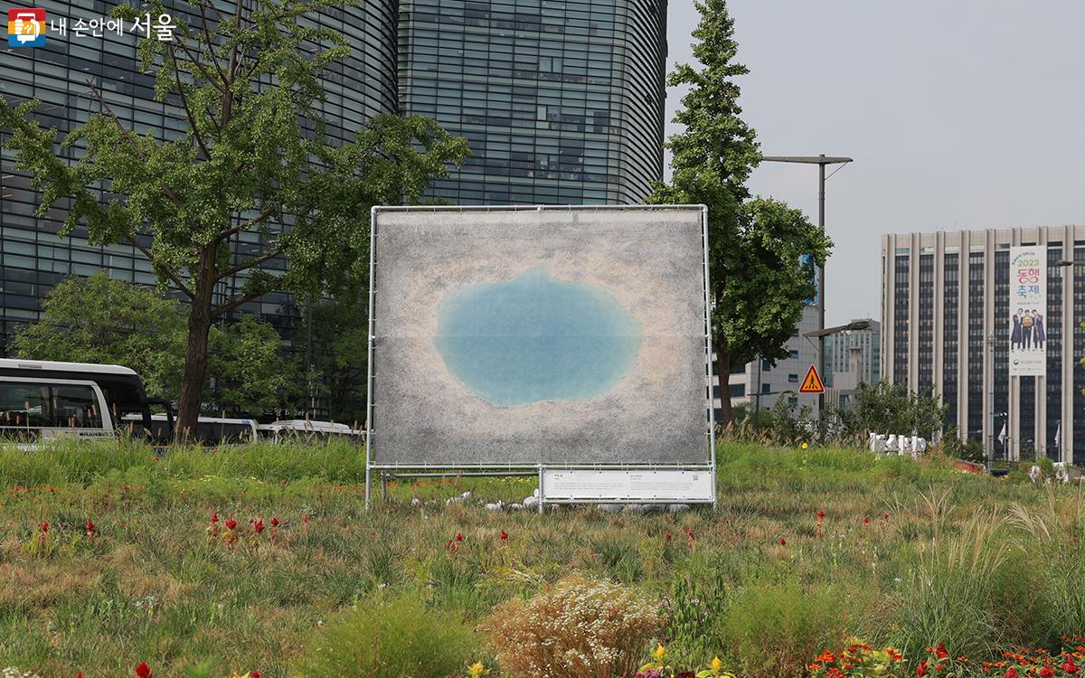 이번 제4회 서울도시건축비엔날레의 <땅소>와 닮은 작품 <푸른 물>(박형진 작가). 도시를 산책하다 만난 물웅덩이와 그 주변에 남겨진 타이어 바퀴 자국, 잡초를 보며 사람이 점유한 땅의 틈에 스며든 자연과 생명력을 표현한 작품이다. ⓒ김아름