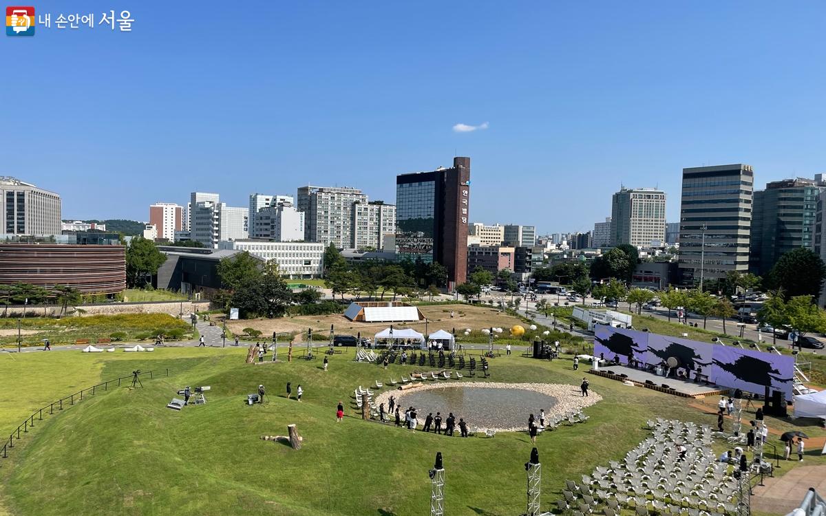 이번 서울도시건축비엔날레는 야외에서 개최되어 색다른 느낌을 경험할 수 있다. ©노윤지