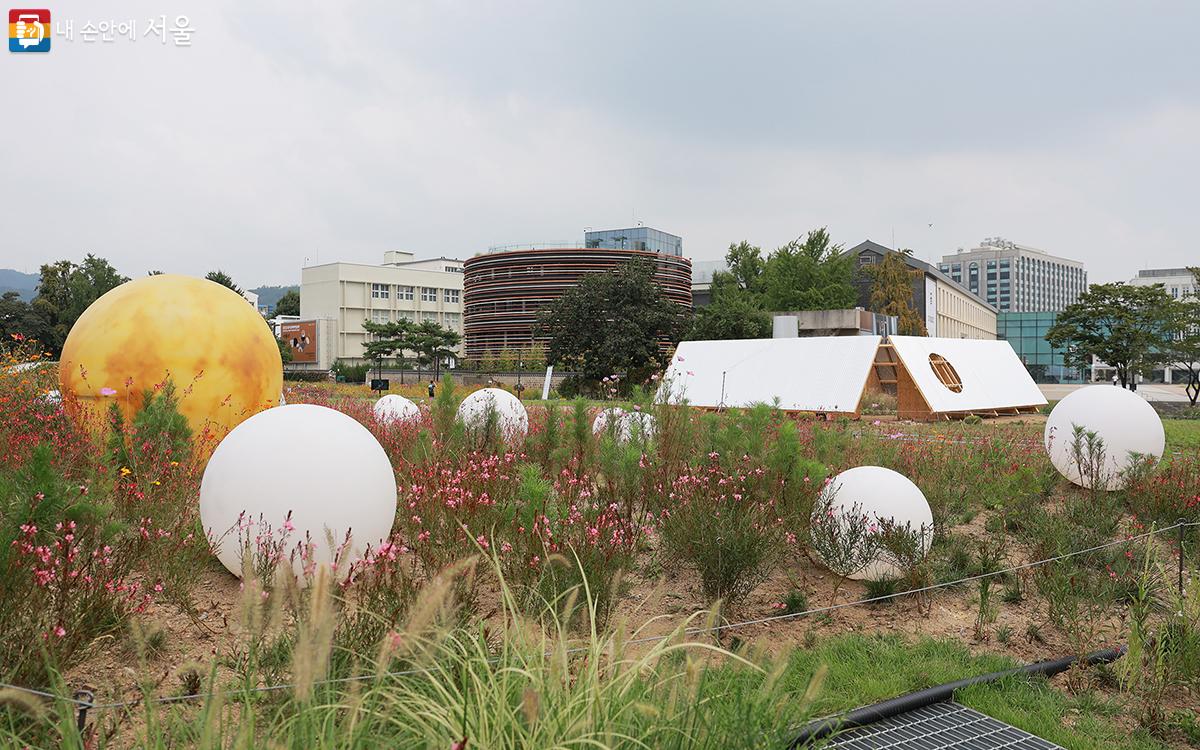 서울도시건축비엔날레의 첫 야외 행사가 열린 '열린송현녹지광장'. 이색적인 파빌리온과 조각 작품 등이 설치됐다. ⓒ김아름