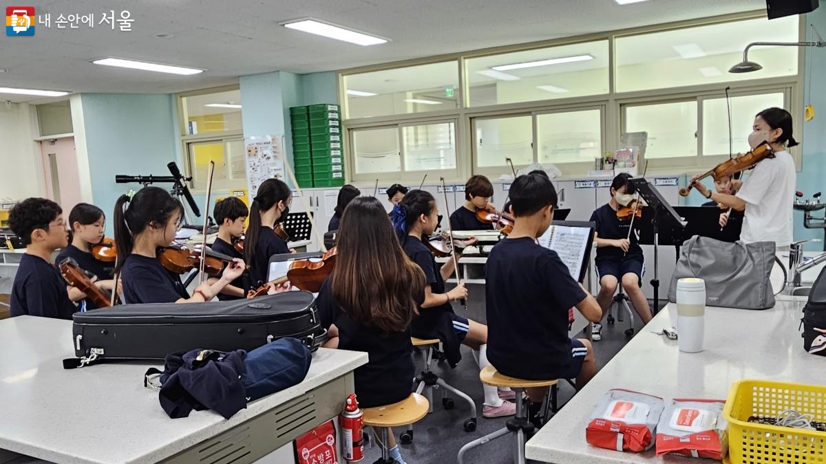 서울교대부초의 미래 연주자들도 실력을 뽐내기 위해 열심히 연습하고 있다. ©서초구청