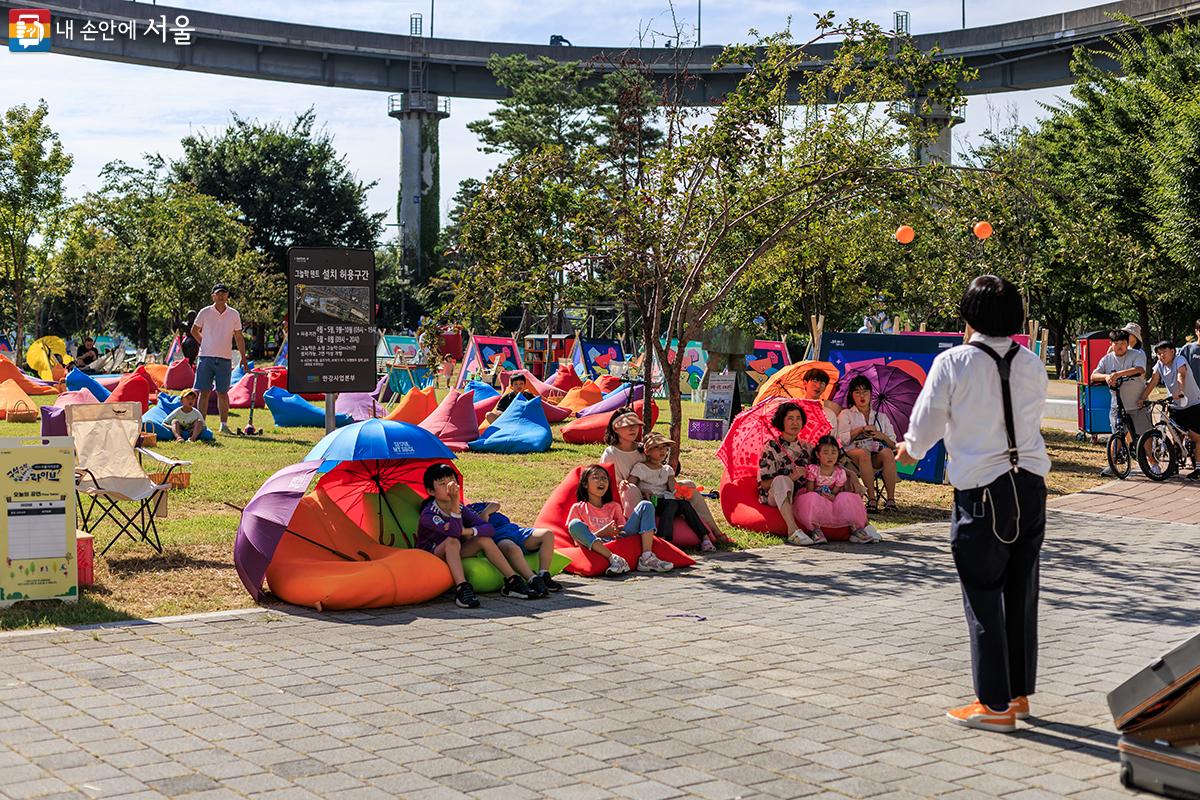 서울사람 강한구의 공연을 관람하고 있는 시민들의 모습 ⓒ유서경