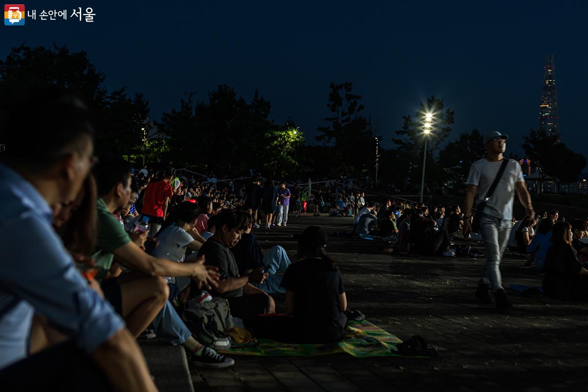 뚝섬한강공원에서 펼쳐지는 드론라이트쇼를 관람하기 위해 많은 시민들이 참석했다. ©유서경