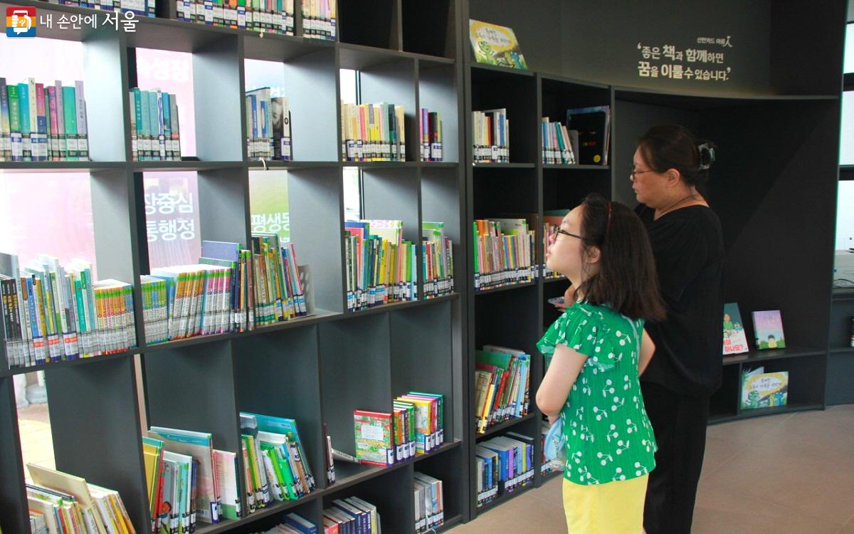 폭포책방 아름인도서관에는 성인 도서와 아동 도서 약 600여 권이 비치돼 있다. ©엄윤주  