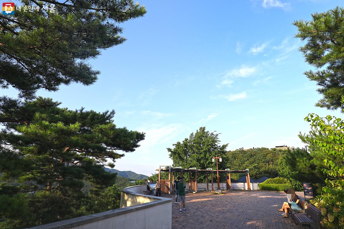 북악팔각정 공원 내 전망대 풍경 ©김주연