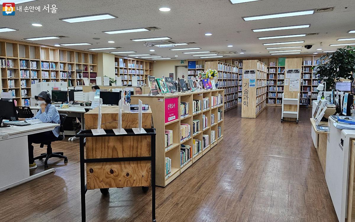 아리랑도서관에는 취업, 과학, 영화, 청소년, 만화, 여행 관련 도서가 있다. ©홍혜수